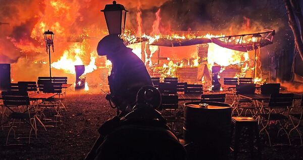 Einsatzkräfte kämpfen in der Nacht von Heiligabend auf den ersten Weihnachtsfeiertag im Asperger Osterholz gegen die Flammen. Sie können dabei zumindest ein Übergreifen auf das Naturfreundehaus verhindern.
