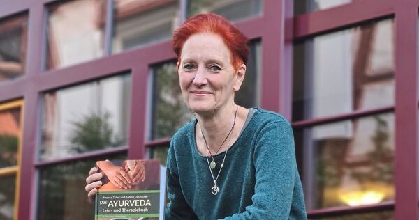 Von Sabine Deutscher vor fünf Jahren begonnen, hat „Das Ayurveda Lehr- und Therapiebuch“ das Zeug zum Standardwerk.