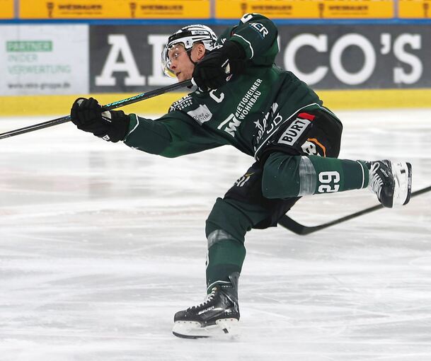Steelers-Kapitän Alexander Preibisch beim Schuss.