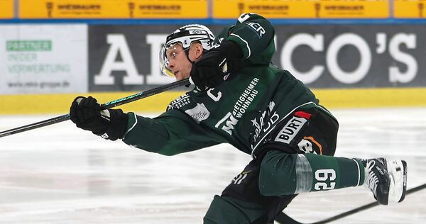 Steelers-Kapitän Alexander Preibisch beim Schuss.