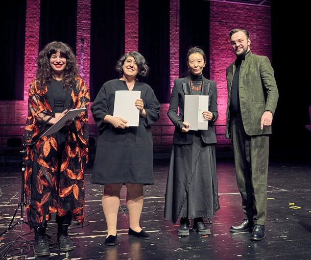 Preisgekrönte Komponistinnen: Georgia Koumará, Elnaz Seyedi und Ying Wang (von links) mit dem Stuttgarter Kulturamtsleiter Marc Gegenfurtner.