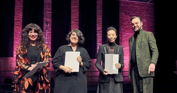 Preisgekrönte Komponistinnen: Georgia Koumará, Elnaz Seyedi und Ying Wang (von links) mit dem Stuttgarter Kulturamtsleiter Marc Gegenfurtner.