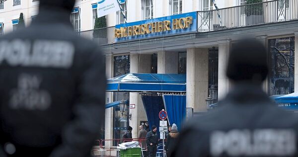 Das Hotel „Bayerischer Hof“ wird ab Freitag wieder Schauplatz der Münchner Sicherheitskonferenz – und damit auch Schauplatz der Weltpolitik, so wie hier 2025.