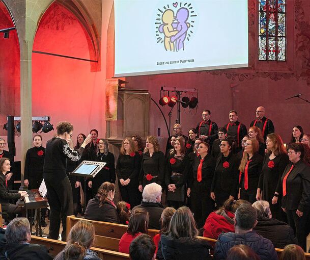 Der experimentelle Chor beim Auftritt in der Gemmrigheimer Johanneskirche.