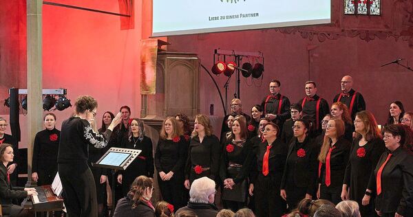 Der experimentelle Chor beim Auftritt in der Gemmrigheimer Johanneskirche.