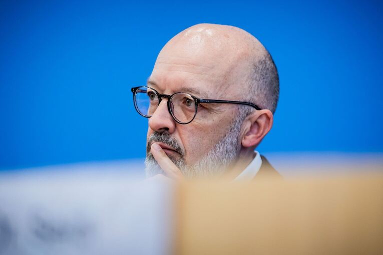 Führende Wirtschaftsinstitute stellen neue Konjunkturprognose vo