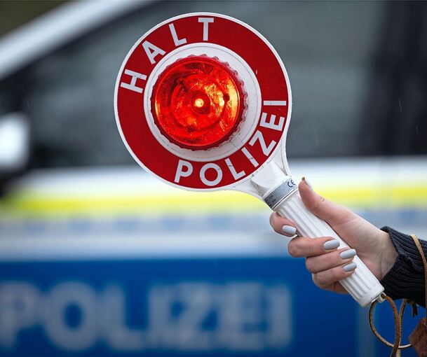 Polizistin bei einer Verkehrskontrolle.