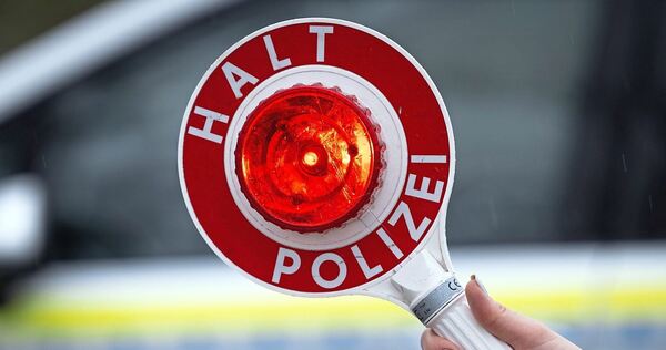 Polizistin bei einer Verkehrskontrolle.