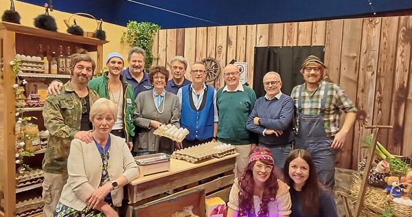 Das Team der Theatergruppe bei der Spendenübergabe: Michaela Linkenheil, Carina Stickl (vordere Reihe von links) Marita Hämmerling, Eddi Rochus, Simon Paladey, Thomas Ling, Sandra Wolf, Manfred Walz, Rolf Wahler, Thomas Reusch-Frey und Dr. Christoph