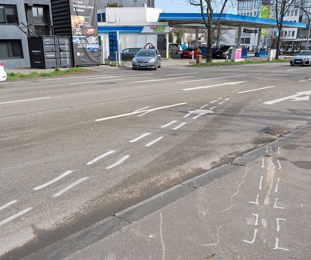 Einen Tag nach dem Unfall sind die Markierungen noch deutlich zu sehen. Der Wagen der Opfer wird von der Wucht des Aufpralls in einer geraden Linie an die Wand geschleudert.