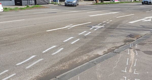 Einen Tag nach dem Unfall sind die Markierungen noch deutlich zu sehen. Der Wagen der Opfer wird von der Wucht des Aufpralls in einer geraden Linie an die Wand geschleudert.