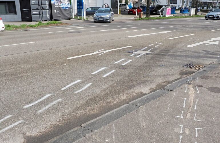 Einen Tag nach dem Unfall sind die Markierungen noch deutlich zu sehen. Der Wagen der Opfer wird von der Wucht des Aufpralls in einer geraden Linie an die Wand geschleudert.