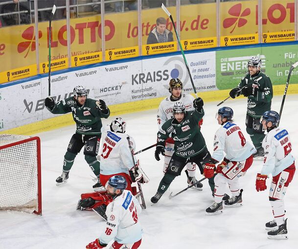 Jubelnde Bietigheimer, konsternierte Düsseldorfer: Die Steelers und Torschütze Benedikt Jiranek (Mitte) freuen sich über das 3:0.