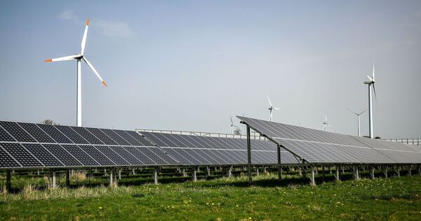 Windräder hinter Solaranlagen