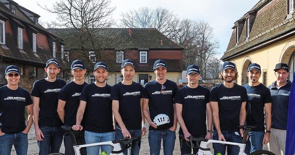 Das neuformierte Radteam (von links): Stefan Ruf (Team-Management) Marcel Cierpinsky (Fahrer) Luca Cais (Fahrer) Johannes Schmitt (Fahrer) Tobias Kübler (Fahrer) Pascal Marggraff (Fahrer) Gregor Schumann (Sportlicher Leiter) Luca Klotz (Fahrer) Urs R