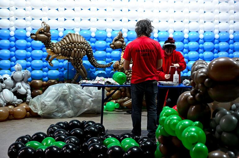 Aufbau der Ausstellung «Luftballonwelten»
