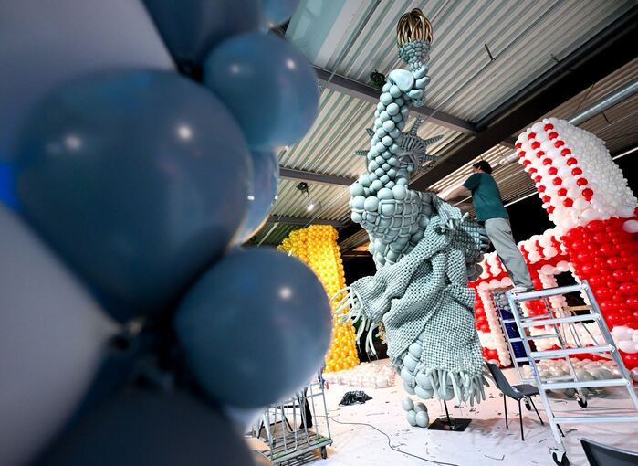 Aufbau der Ausstellung «Luftballonwelten»