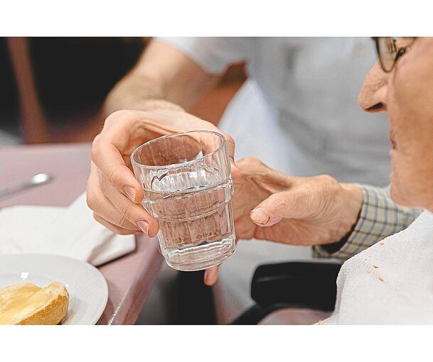 Das Landkreis-Projekt soll Menschen, die zu Hause Angehörige pflegen, Auszeiten vom stressigen Alltag ermöglichen (Symbolbild).