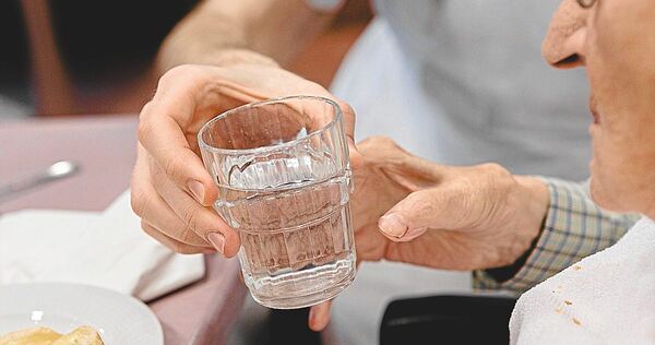 Das Landkreis-Projekt soll Menschen, die zu Hause Angehörige pflegen, Auszeiten vom stressigen Alltag ermöglichen (Symbolbild).