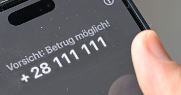 Das Telefon klingelt, die Nummer ist unbekannt: In vielen Fällen sind das ungewollte Werbeanrufe oder Betrugsversuche.