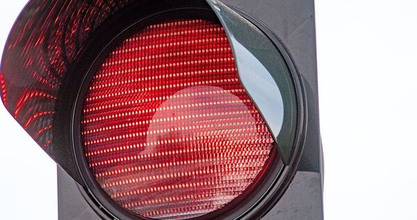 Der Unfallfahrer hat mutmaßlich eine rote Ampel missachtet.