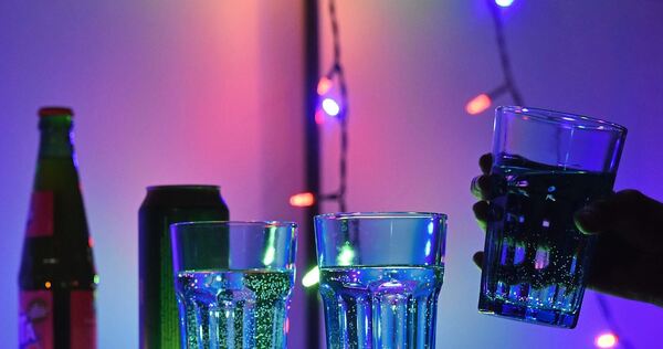 K.O.-Tropfen werden auch als unsichtbare Gefahr im Glas bezeichnet. Getränke sollten nicht unbeaufsichtigt stehen bleiben.