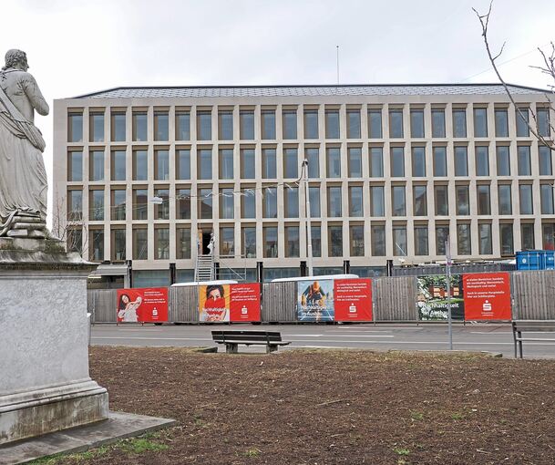Sanierung im Stil des Neubaus: Die frisch sanierte Fassade des KSK-Hauptgebäudes bildet eine gestalterische Einheit mit dem Neubau in der angrenzenden Schillerstraße.