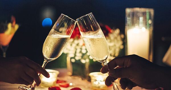 Ein Tisch für zwei Personen: Am liebsten isst man doch gemeinsam mit geliebten Menschen – nicht nur am Valentinstag.