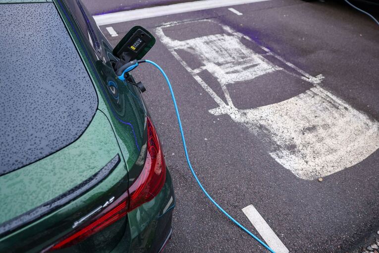 Elektroauto lädt an Ladesäule