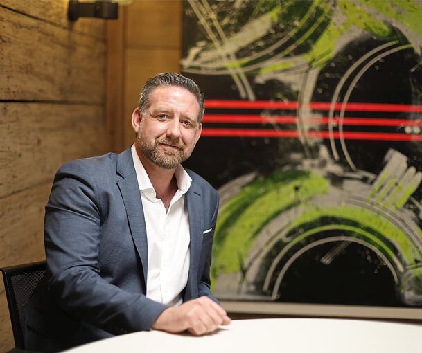 Günther Pilz in seinem Büro: Das Gemälde „Mein Universum“ hat der Schultes aus eigenen Mitteln angeschafft.