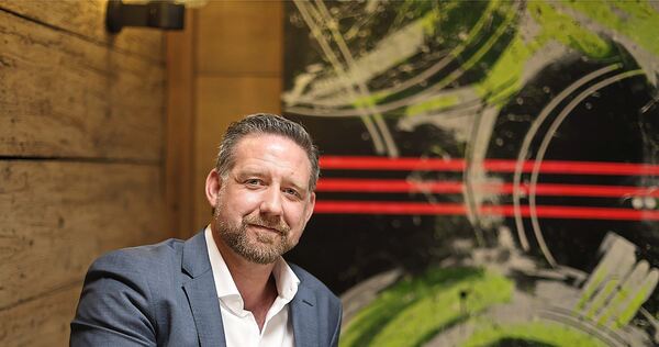 Günther Pilz in seinem Büro: Das Gemälde „Mein Universum“ hat der Schultes aus eigenen Mitteln angeschafft.