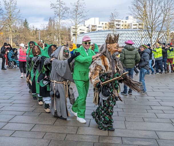 Abmarsch: OB Dirk Schönberger (ganz in Grün) wird von der närrischen Übermacht abgeführt.