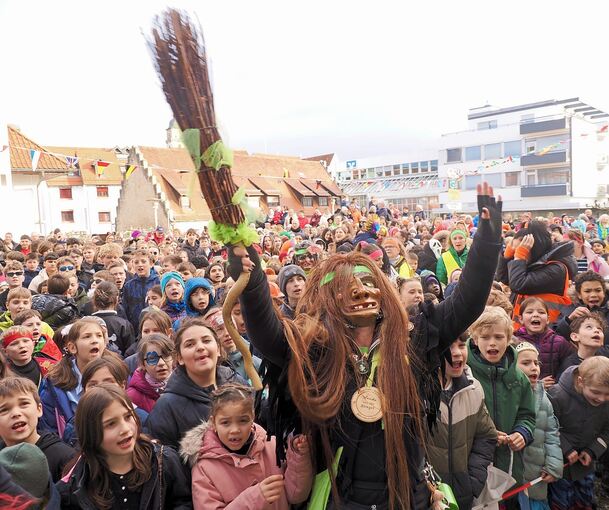 Eine Gagerbach-Hexe dirigiert das närrische Volk.