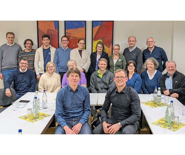 Die Mieter des Vaisana Ärztehauses bekräftigten beim Informationsaustausch mit Oberbürgermeister Uwe Skrzypek-Muth (rechts) und dem neuen Geschäftsführer der Vaihinger Stadtbau, Anselm Laube: „Wir möchten am Standort bleiben und sehen in der Stadt ei