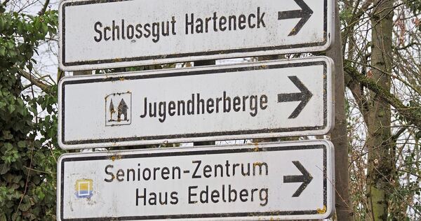 Das Schild deutet in Richtung Jugendherberge, doch deren Tage als Übernachtungsbetrieb unter dem Dach des Deutschen Jugendherbergswerks (DJH) gehören der Vergangenheit an.
