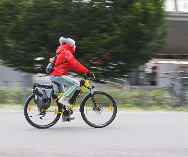 Eine Radfahrerin (Symbolfoto) hat in Oßweil einen Bus zur Vollbremsung gezwungen.