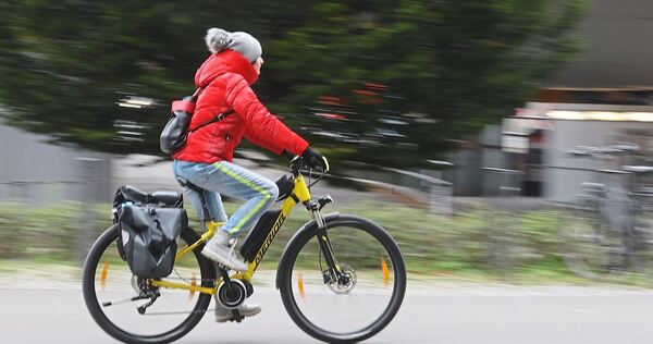 Eine Radfahrerin (Symbolfoto) hat in Oßweil einen Bus zur Vollbremsung gezwungen.