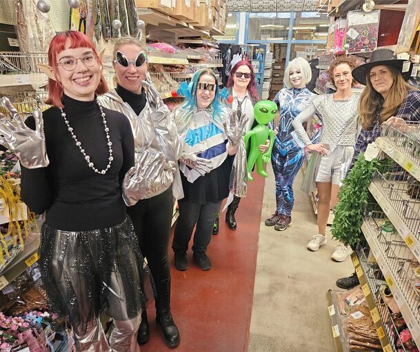 Anne Perius (rechts) und ihre Mitarbeiterinnen vom Kostümpalast haben sich als Außerirdische verkleidet.