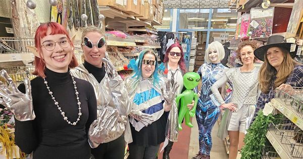 Anne Perius (rechts) und ihre Mitarbeiterinnen vom Kostümpalast haben sich als Außerirdische verkleidet.