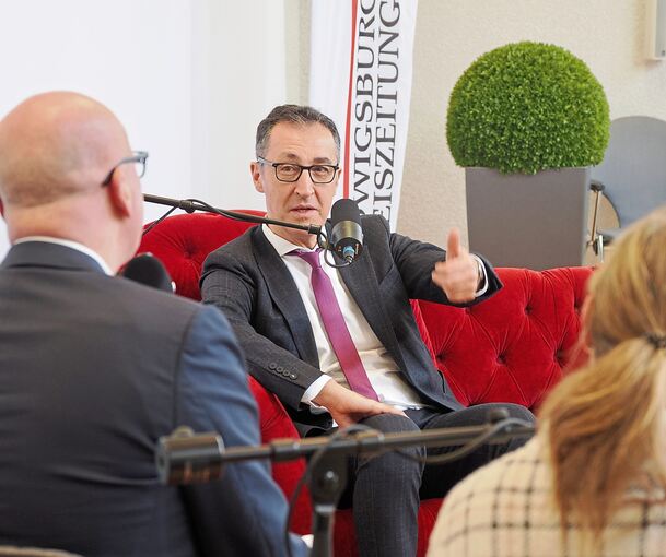 Cem Özdemir (Mitte) im News Couch-Gespräch mit Stephan Wolf und Ulrike Trampus aus der LKZ-Chefredaktion.