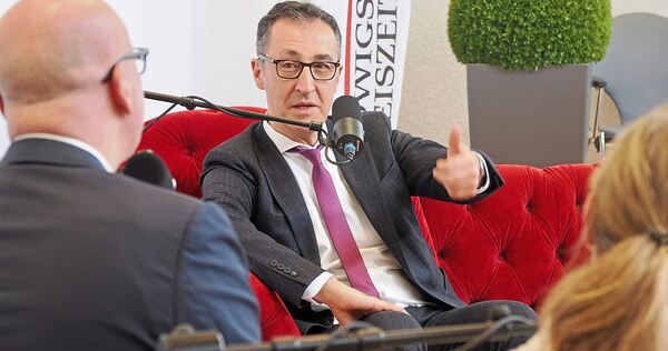 Cem Özdemir (Mitte) im News Couch-Gespräch mit Stephan Wolf und Ulrike Trampus aus der LKZ-Chefredaktion.