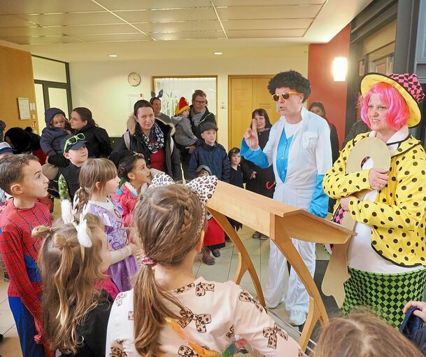 Bürgermeister Marcus Kohler mal ganz anders mit schwarzen Locken und Sonnenbrille.