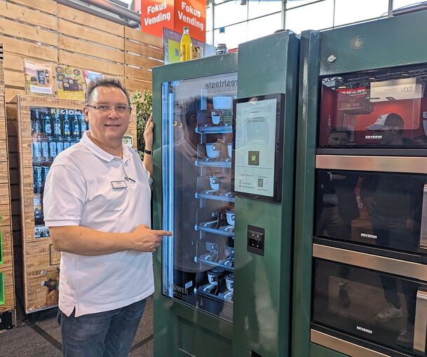 Thomas Fröhle zeigt, wie das Mittagessen dem Automaten kommt