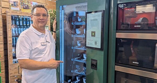 Thomas Fröhle zeigt, wie das Mittagessen dem Automaten kommt