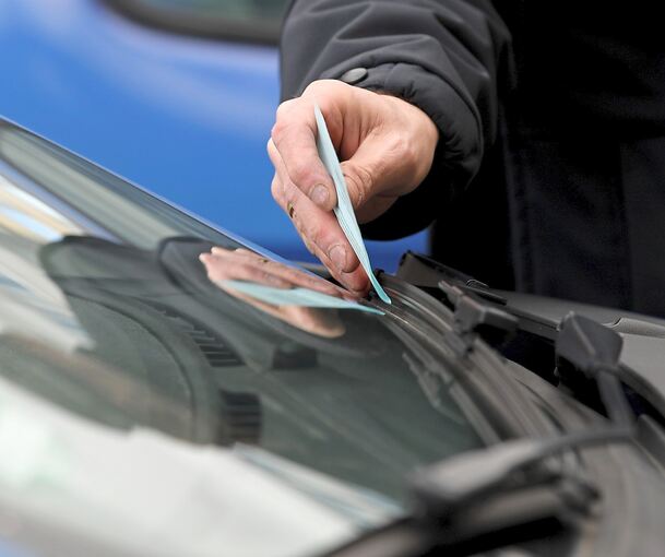 Auch wenn es keinen Vollzugsdienst in Uniform mehr gibt, werden in Walheim weiterhin Strafzettel verteilt (Symbolbild).