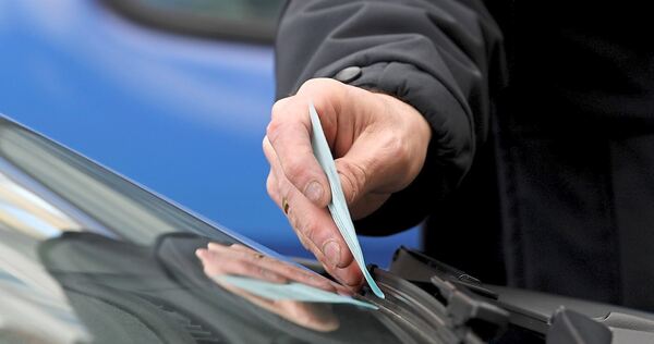 Auch wenn es keinen Vollzugsdienst in Uniform mehr gibt, werden in Walheim weiterhin Strafzettel verteilt (Symbolbild).