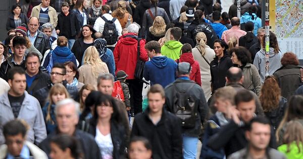 Passanten in der Fußgängerzone: Weniger Einwohner bedeuten für den Kreis Ludwigsburg und seine Kommunen auch weniger Geld. Sie fordern jetzt Korrekturen beim Zensus.