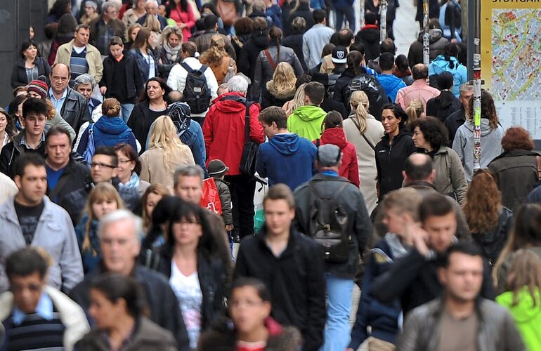 Passanten in der Fußgängerzone: Weniger Einwohner bedeuten für den Kreis Ludwigsburg und seine Kommunen auch weniger Geld. Sie fordern jetzt Korrekturen beim Zensus.