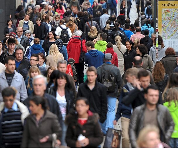 Passanten in der Fußgängerzone: Weniger Einwohner bedeuten für den Kreis Ludwigsburg und seine Kommunen auch weniger Geld. Sie fordern jetzt Korrekturen beim Zensus.