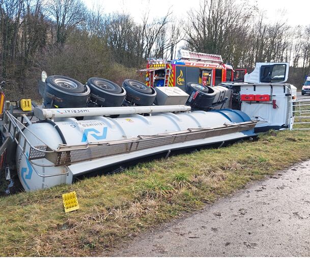 Ein Tanklastwagen ist bei Großbottwar umgekippt.